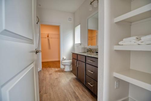 Grand Two Bedroom Two Bathroom Apartment with Balcony - image 5