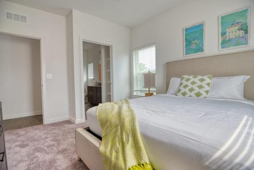 Grand Two Bedroom Two Bathroom Apartment with Balcony - main image