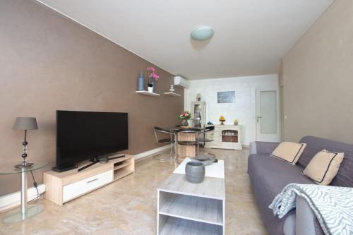 Large 1 BDR, AC, Locked parking, near city center - Location saisonnière - Menton