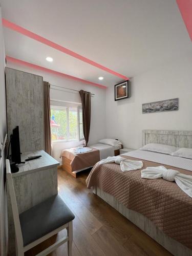 1 king bed, 1 twin bed