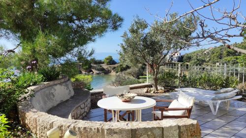 Kert, Apollo Beach House in Porto Heli