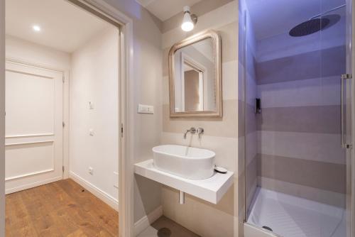 Deluxe Double Room image 5