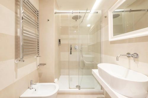 Deluxe Double Room image 6