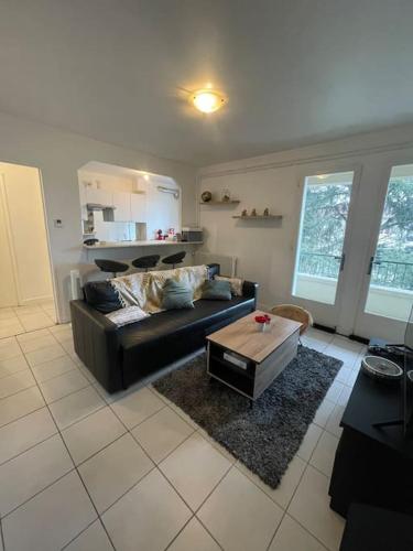 Appartement 2 chambres parking draps et serviettes non fournies in อาฌอง