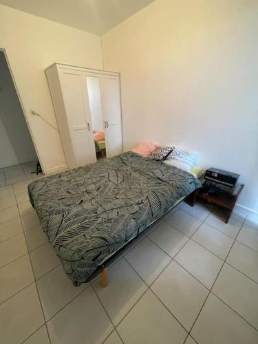 Appartement 2 chambres parking draps et serviettes non fournies in อาฌอง