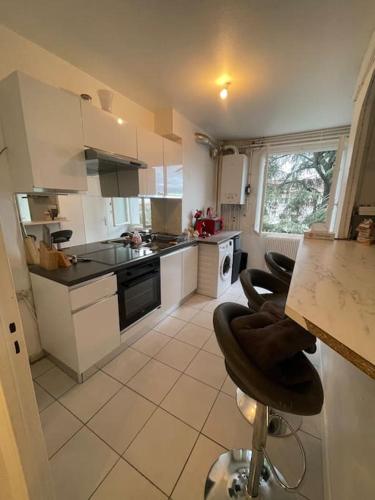 Appartement 2 chambres parking draps et serviettes non fournies in อาฌอง