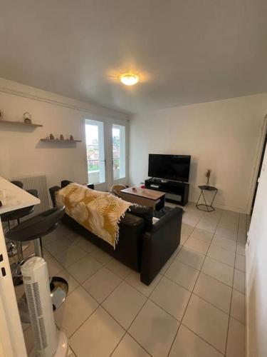 Appartement 2 chambres parking draps et serviettes non fournies in อาฌอง