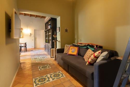 Campo De Fiori Stylish Apartment - image 4