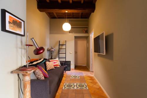 Campo De Fiori Stylish Apartment - image 2