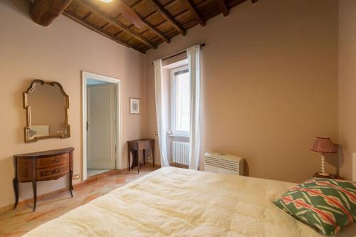 Campo De Fiori Stylish Apartment - image 14