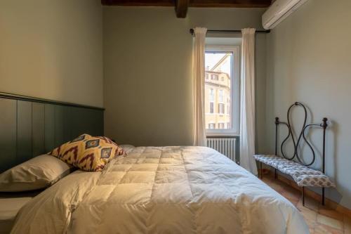 Campo De Fiori Stylish Apartment - image 6