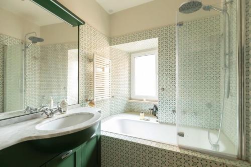 Campo De Fiori Stylish Apartment - image 7