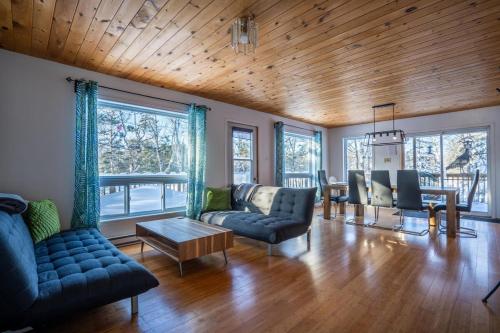 Lake front in the woods Newly furnished in Сен-Дідас