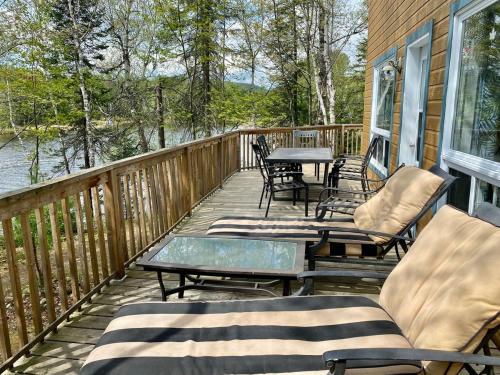 Lake front in the woods Newly furnished in Сен-Дідас