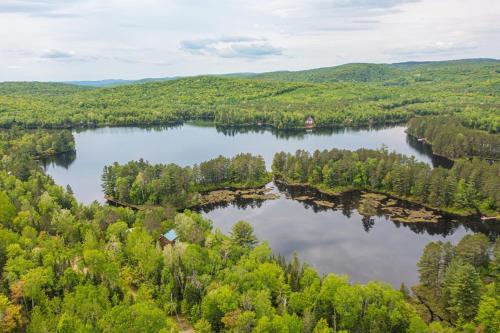 . Lake front in the woods Newly furnished