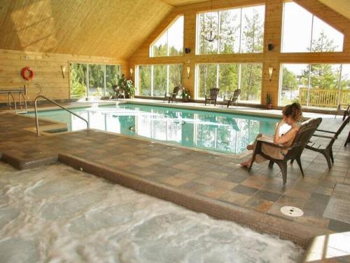 Lake front in the woods Newly furnished in Сен-Дідас