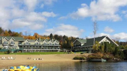 Lake front in the woods Newly furnished in Сен-Дідас