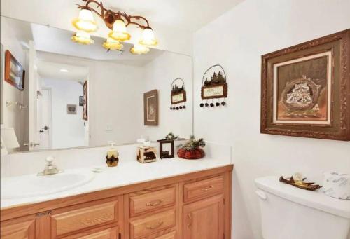 The Bear Meadows Townhome! Walk to Bear Mountain! in Big Bear Lake, USA