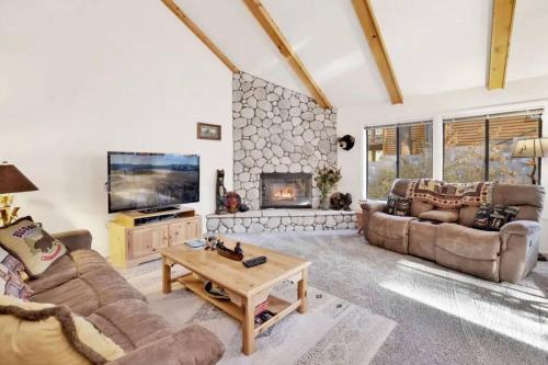The Bear Meadows Townhome! Walk to Bear Mountain! in Big Bear Lake, USA