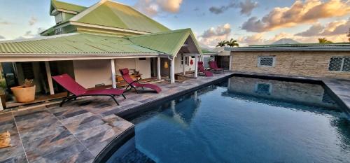 Villa JADE, VUE MER, PISCINE PRIVEE, PLAGE A PIEDS in Mare Gaillard