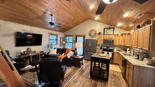 Twinn Peaks Mountain Cabin-Modern-Updated-Rafting on Ocoee River-Hiking-Waterfalls-WiFi-Pets OK in Murphy, USA