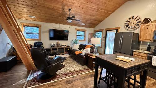 Twinn Peaks Mountain Cabin-Modern-Updated-Rafting on Ocoee River-Hiking-Waterfalls-WiFi-Pets OK in Murphy, USA
