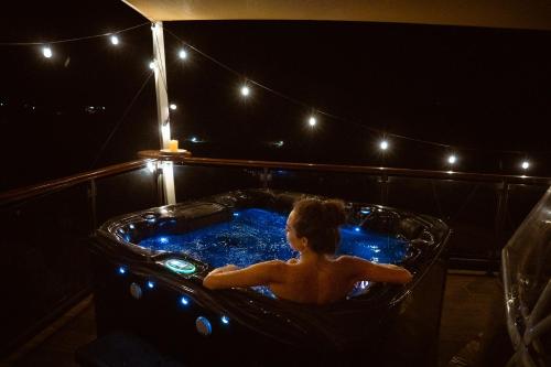 Karstais baseins, Agros Glamping Boutique in Agros