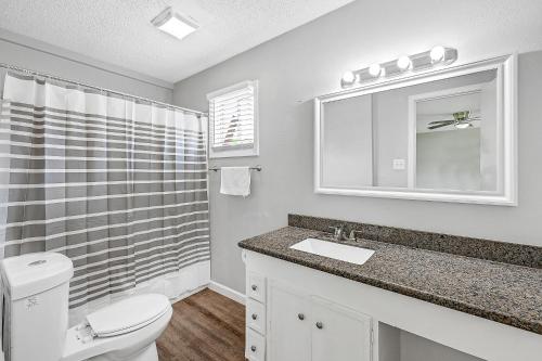 New/Coastal Retreat Sleeps 8 in La Marque, USA