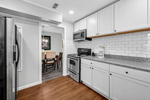 New/Coastal Retreat Sleeps 8 in La Marque, USA