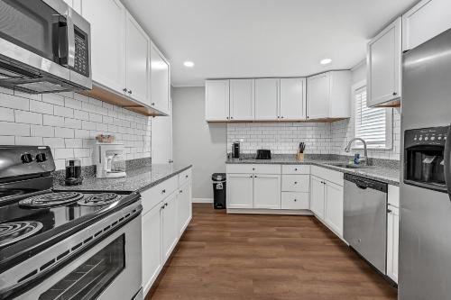 New/Coastal Retreat Sleeps 8 in La Marque, USA