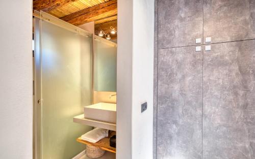 מקלחת, Einzigartige Villa in Paros mit Jacuzzi und Strandzugang in מולוס פראו