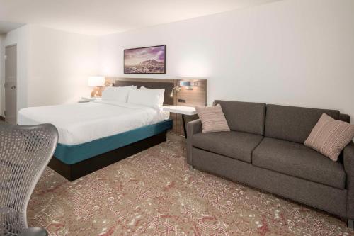 Deluxe King Room with Sofa Bed image 2