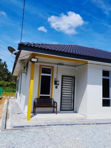 A szálláshely kívülről, 65 négyzetméteres, 2 hálószobás Ház 2 fürdőszobával Durian Tunggal területén (Mukmin 2 Stay) in Durian Tunggal