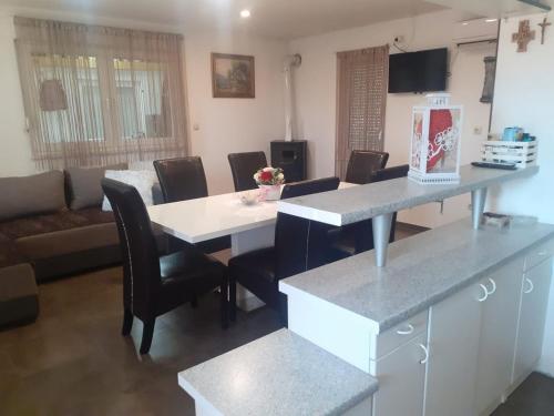 Oprema, Family friendly house with a swimming pool Imotski, Zagora - 22880 in Donji Vinjani