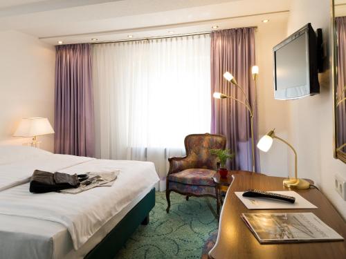 Hotel Palmenhof Located in Westend, Hotel Palmenhof is a perfect starting point from which to explore Frankfurt am Main. Both business travelers and tourists can enjoy the propertys facilities and services. All the 