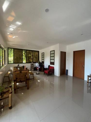 สิ่งอำนวยความสะดวก, MoRue's Den in บาทางกัส