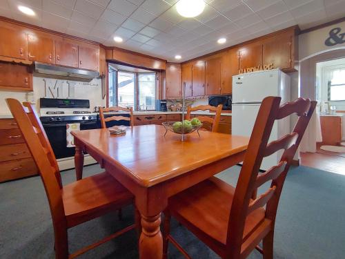 Huge historic, w/large yard & close to beach in Manistee, USA