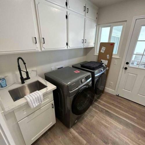 Home in the City: 4BR Fresno Retreat w POOL, Fresno (fotografie 2)