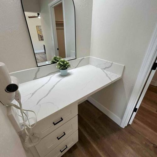 Home in the City: 4BR Fresno Retreat w POOL, Fresno (fotografie 10)