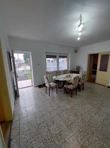 schönes Ferienhaus mit grossem Pool 1200 m zum Balaton (schones Ferienhaus mit grossem Pool 1200 m zum Balaton) in บาลาตองเบเรนี