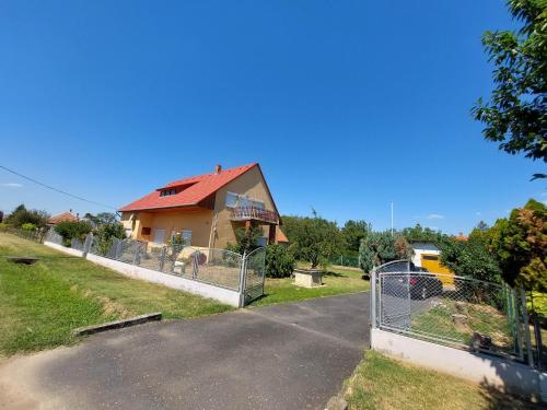 schönes Ferienhaus mit grossem Pool 1200 m zum Balaton (schones Ferienhaus mit grossem Pool 1200 m zum Balaton) in บาลาตองเบเรนี