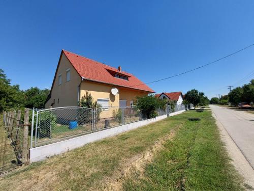 schönes Ferienhaus mit grossem Pool 1200 m zum Balaton (schones Ferienhaus mit grossem Pool 1200 m zum Balaton) in บาลาตองเบเรนี