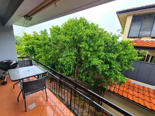 Charming 2bd apt near UQ & ferry - Tap to explore photos