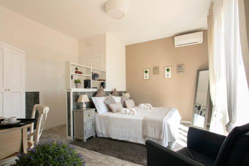 Double Room image 7