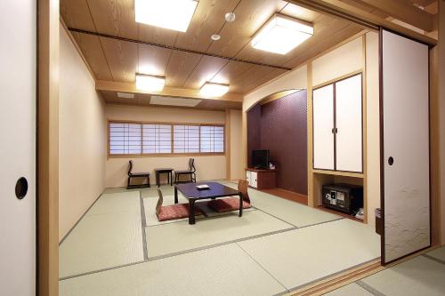 Superior Family Room image 3