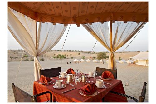 Ресторант, MANVĀR Sevan The Desert Camp in Biramdeogarh
