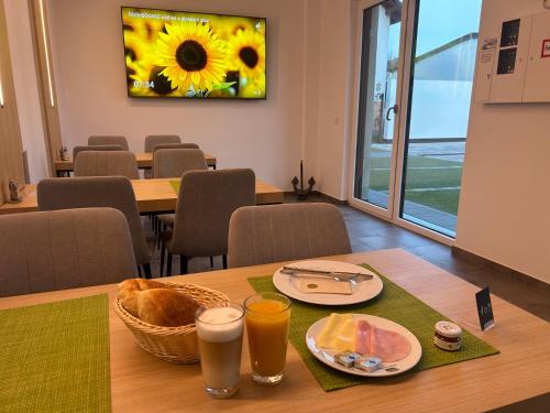 Food and beverages, Fair n Square Hotel 24 Stunden Self-Check In in Arheilgen