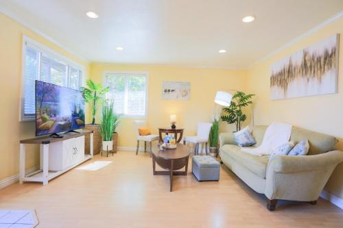 Sunnyvale 3br 2bth whole house BBQ backyard Washer Dryer Private parking Walk to Fair Oaks Park