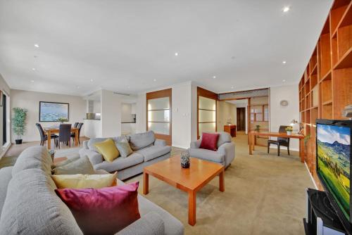 A Stylish & Cozy 3BR Home With FREE Parking