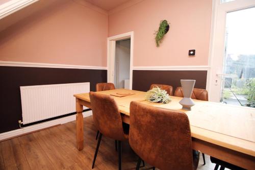 Cosy 3BR Home, Scenic Views, Ideal for Walks & Work